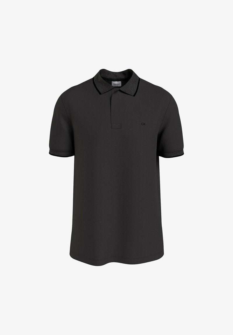 Czarny polo z gładkiego materiału, z kołnierzykiem z kontrastowym wykończeniem, krótkimi rękawami i małym logo na klatce piersiowej.
