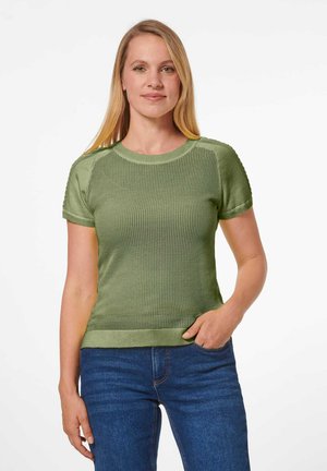 Korte mouwen gebreide top in lichtgroen, met een gestructureerde weving en gladde mouwen. Draag het met blauwe jeans, wat een casual pasvorm en ontwerp laat zien.