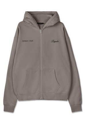 Siva zip-up hoodie s natpisima "Drivers Club" i "Pegador" u crnoj boji, izrađena od mekog materijala, s kenguru džepom i rebrastim manžetama.
