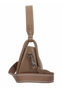 Borsa a tracolla in pelle marrone con forma triangolare, dotata di manici piatti e hardware metallico per la chiusura. Texture liscia con una leggera lucentezza.