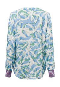 Blusa a maniche lunghe con un motivo floreale astratto blu, verde e bianco. Presenta polsini a righe blu, rosa e bianchi. Tessuto morbido, vestibilità rilassata.