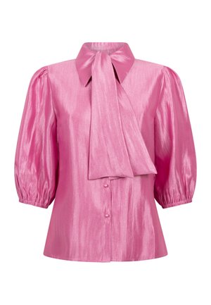 Roze satijnen blouse met een kraag en een strik aan de voorkant. Heeft pofmouwen en een knoopsluiting aan de onderkant. Glad textuur met een glanzende afwerking.