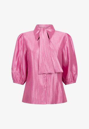 Roze satijnen blouse met een kraag en een strik aan de voorkant. Heeft pofmouwen en een knoopsluiting aan de onderkant. Glad textuur met een glanzende afwerking.