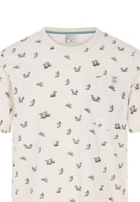 Camiseta de manga corta color crema con escenas de playa impresas dispersas, que cuenta con un bolsillo en el pecho y una etiqueta azul. Fabricada en tejido suave.