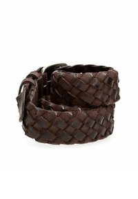 Cintura in pelle marrone scuro con design intrecciato e fibbia metallica. La texture appare leggermente ruvida con una finitura morbida.