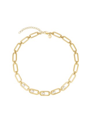 Collar de cadena dorada con grandes eslabones rectangulares, cinco perlas blancas espaciadas de manera uniforme y un cierre ajustable con una pequeña etiqueta redonda.