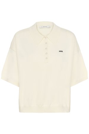 Cremefarbenes kurzärmeliges Strick-Poloshirt mit fünf Knöpfen und kleinem, schwarzem, gesticktem Logo auf der linken Brust.