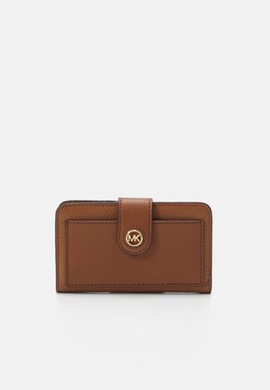 Portefeuille en cuir marron avec poche avant et fermeture à rabat présentant un bouton rond doré avec le logo MK.