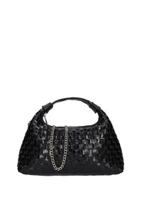 Schwarze geflochtene Handtasche mit glattem, glänzendem Material, strukturiertem Design, gebogenem Griff und einer zusätzlichen silbernen Kette für Vielseitigkeit.