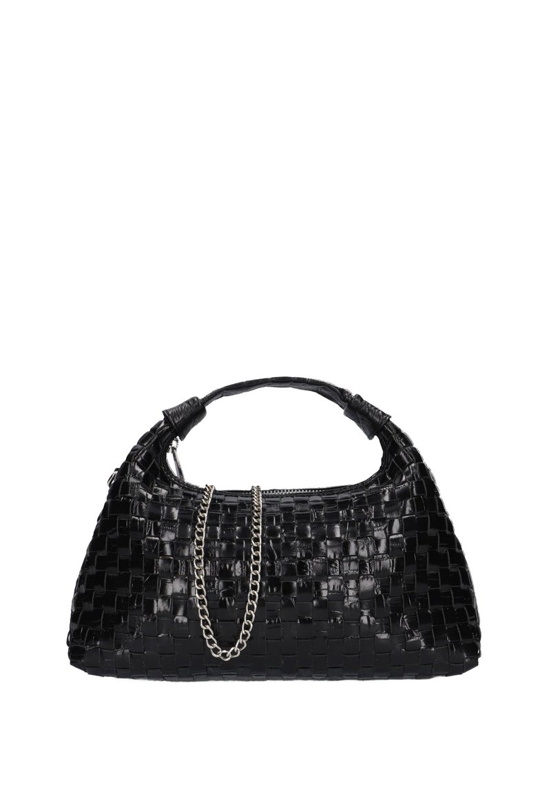 Schwarze geflochtene Handtasche mit glattem, glänzendem Material, strukturiertem Design, gebogenem Griff und einer zusätzlichen silbernen Kette für Vielseitigkeit.