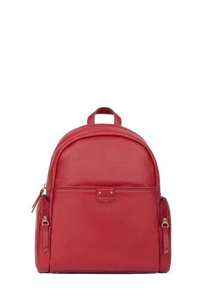 Sac à dos en cuir rouge avec une forme arrondie, poignée supérieure, deux poches latérales zippées et un compartiment avant avec un détail de logo. Texture lisse.