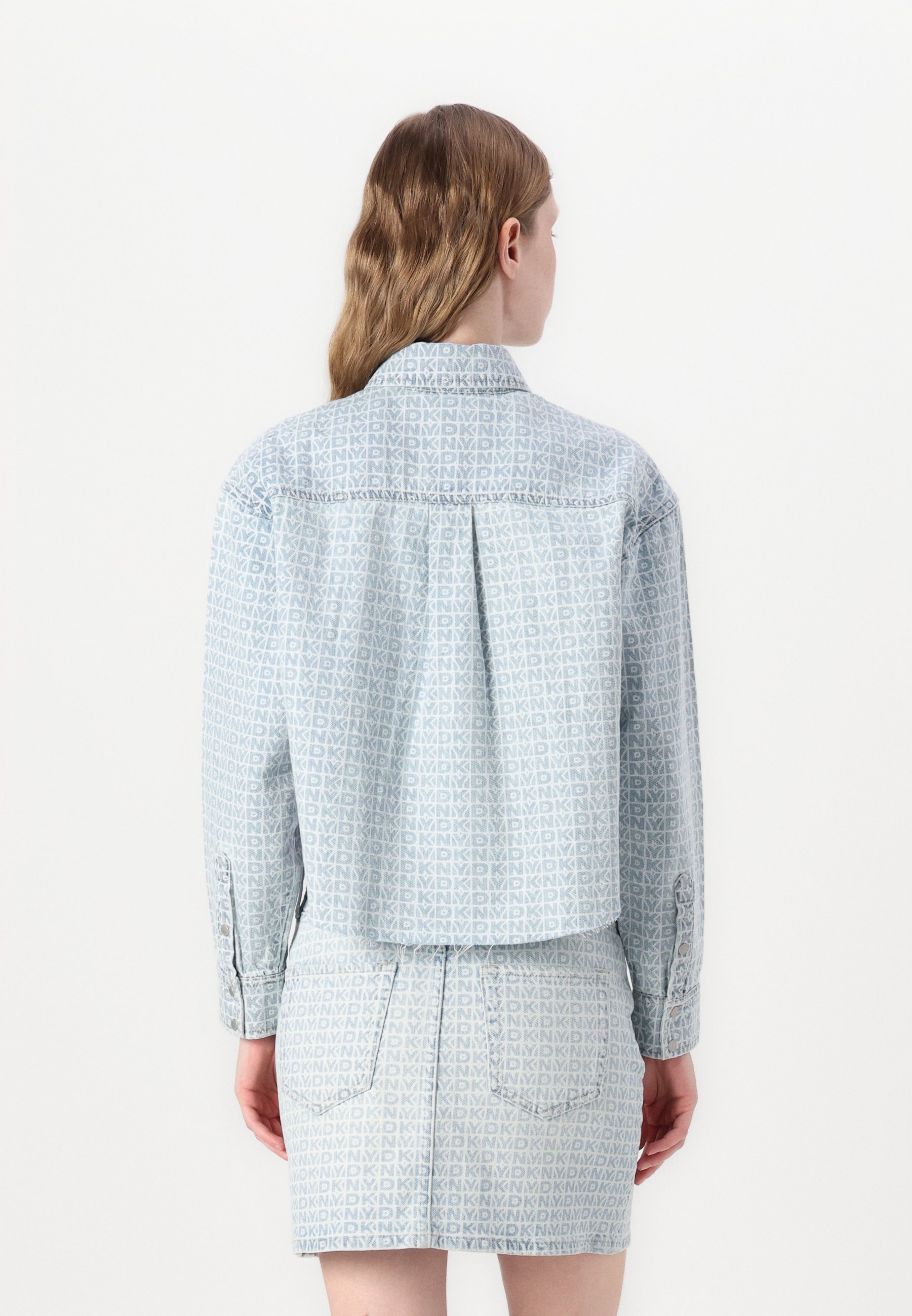 DKNY CROPPED DROP SHOULDER LOGO SHIRT WITH RAZOR CUTHEM