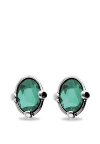 Pendientes con gemas ovaladas verdes en monturas de plata, con superficies facetadas y acentos suaves y redondeados, acabado pulido.