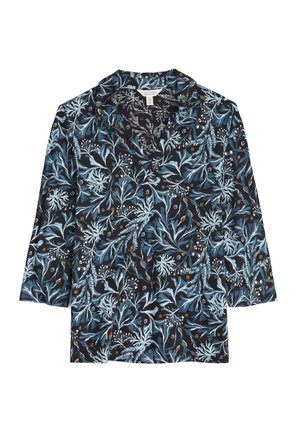 Langärmliges schwarzes Hemd mit blau-weißem blättrigem Blumenmuster und Kragen, flach auf weißem Hintergrund gelegt.