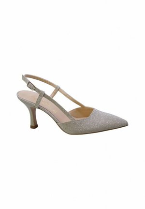 Dei tacchi slingback a punta in materiale glitter argentato, con un sottile cinturino alla caviglia e un tacco a spillo di altezza moderata. Fodera interna liscia.