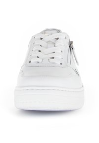 Weiße Leder-Sneaker mit einer strukturierten Sohle, erhöhten Nähten, flachen Schnürsenkeln und einem Seitenreißverschluss für einfachen Zugang. Minimalistisches Design.