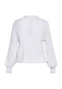 Weißer gerippter Pullover mit hohem Kragen, langen Ballonärmeln und cropped Saum. Der Stoff wirkt weich und strukturiert.