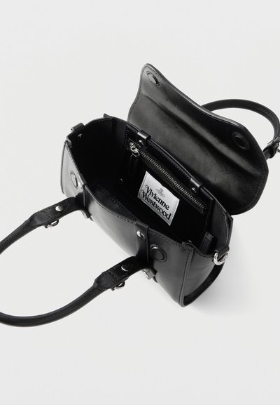 Μαύρη δερμάτινη γυναικεία τσάντα με ανοιχτό πάνω καπάκι, δύο λαβές, εσωτερική τσέπη με φερμουάρ και εμφανές ετικέτα Vivienne Westwood εσωτερικά.