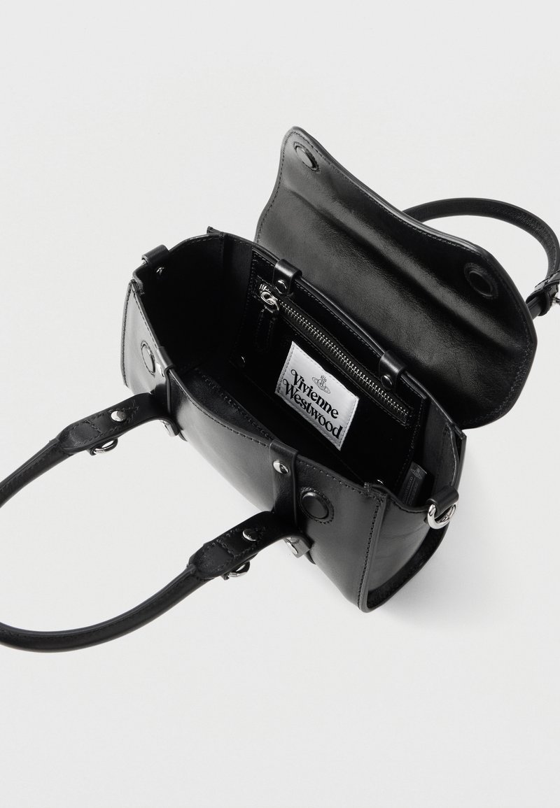 Bolso de mano negro de cuero con solapa superior abierta, dos asas, bolsillo interior con cremallera y etiqueta visible de Vivienne Westwood en el interior.