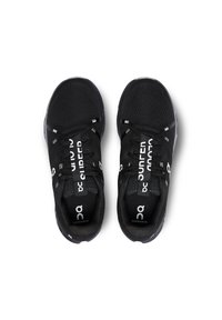 Schwarze Laufschuhe mit einem Obermaterial aus Mesh, rundem Logo und flachen Schnürsenkeln. Verfügen über reflektierende Akzente und ein unterstützendes Fersendesign.