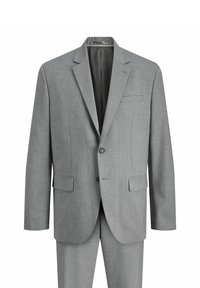 Šviesiai pilkas kostiumas, pasižymintis tekstūruotu audiniu, struktūrizuotu švarku, įpjovomis atlapėmis, dviem priekinėmis kišenėmis ir atitinkamais kelnais su pritaikytu siluetu.