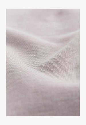 Tessuto a maglia di un leggero rosa, con una texture liscia e un delicato motivo a coste. Aspetto morbido con pieghe e grinze dolci.