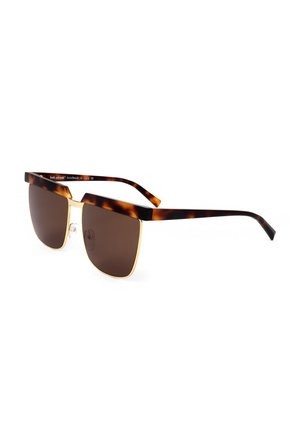 Occhiali da sole con lenti rettangolari marroni, montatura in metallo dorato e aste e ponte superiore decorati con motivo tartarugato.
