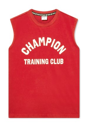 Rode mouwloze trainingsshirt met "CHAMPION" boogvormig boven "TRAINING CLUB" in dikke witte letters op de voorkant.