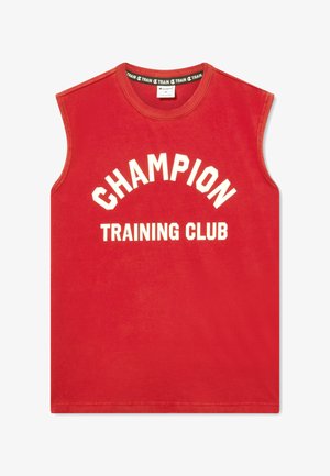 Czerwona bezrękawnik do treningu z napisem „CHAMPION” łukiem nad „TRAINING CLUB” w pogrubionych białych literach z przodu.