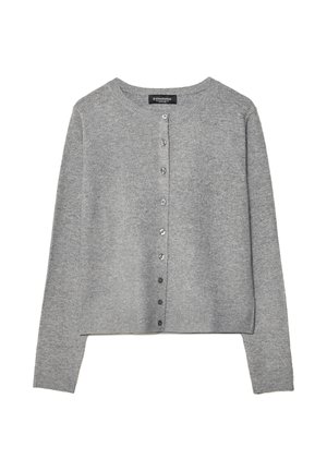 Cardigan gris en tricot avec col rond, manches longues et fermeture à boutons. Texture douce, coupe courte et boutons métalliques simples.