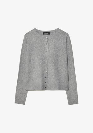 Siv krožnik z pletenjem, okroglim ovratnikom, dolgimi rokavi in gumbnim zapenjanjem. Mehka tekstura, skrajšana zasnova in preprosti kovinski gumbi.