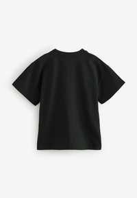 Sort kortærmet t-shirt lavet af bomuld. Har rund halsudskæring, casual pasform og glat tekstur uden synlige mønstre eller detaljer.