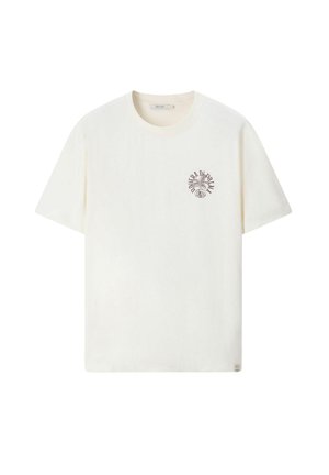 Weißes T-Shirt mit kurzen Ärmeln und Rundhalsausschnitt mit kleinem rundem Motiv und Text auf der linken Brustseite, das Palmen und den Schriftzug „PUERTO DE PALMA“ zeigt.