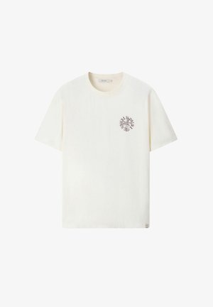 Witte korte mouwen T-shirt met ronde hals en kleine ronde afbeelding en tekst op de linkerborst met palmbomen en de tekst "PUERTO DE PALMA."