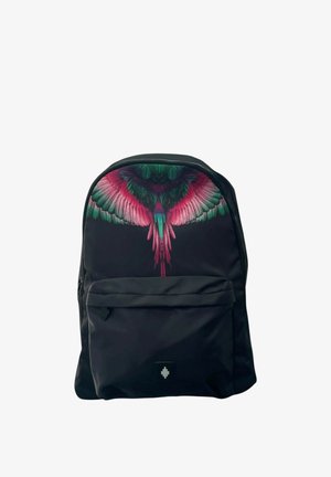 Zaino in tessuto nero con design colorato a forma di ala di uccello in tonalità di verde e rosa, con tasca frontale con zip e dettaglio logo alla base.