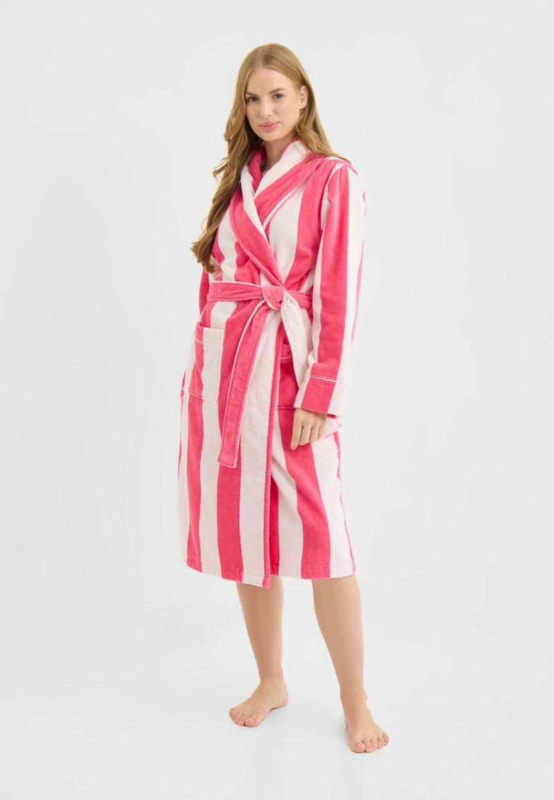 Roze-wit gestreepte badjas van badstof, met een ceintuur in de taille, lange mouwen en twee voorzakken. Vloerlengte ontwerp.