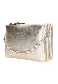 Metaliczna złota kopertówka o fakturze z drobnymi wypukłościami, zamykana na zamek błyskawiczny u góry, z srebrnym łańcuszkiem. Posiada tłoczone logo na froncie.