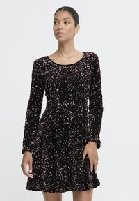 Must mustriga mustriga kleit pikkade varrukatega, ümmargune kaelus, istuv bodi ja laienev seelik. Mustrid peegeldavad lilla ja roosa toone.