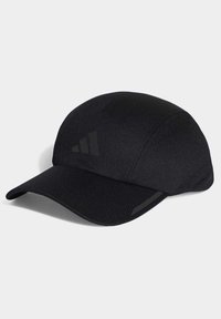 Cappellino da baseball nero realizzato in tessuto texturizzato. Presenta una visiera curva e accenti di logo sottili in una tonalità di nero più scura.