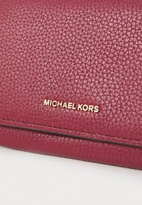 MICHAEL Michael Kors BRYANT czerwony
