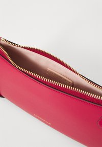 Coccinelle MERVEILLE COCKER - Borsa a mano - sangria