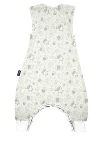 Hellgrauer Babyschlafanzug mit Schafmuster, ärmellosem Design, geschwungenem Saum und weißen Rippbündchen. Aus weichem Baumwollmaterial.