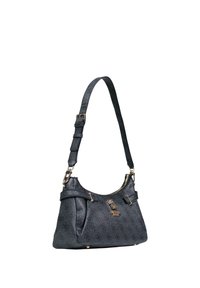 Bolso negro texturizado con cierre de cremallera, correa ajustable y herrajes en tono dorado. Presenta un patrón de logo en la superficie.