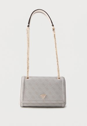 Sac bandoulière gris Guess avec une chaîne dorée et un motif logo discret sur le tissu avec une plaque logo métallique triangulaire sur le rabat.