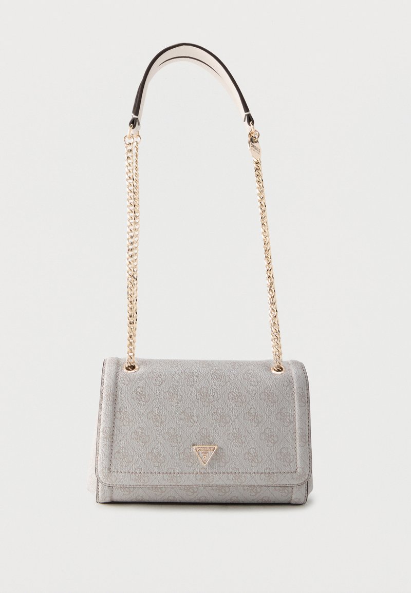 Γκρι τσάντα Guess crossbody με χρυσή αλυσίδα και διακριτικό μοτίβο λογότυπου στο ύφασμα με τριγωνική μεταλλική πλακέτα λογότυπου στην πτερύγισμα.