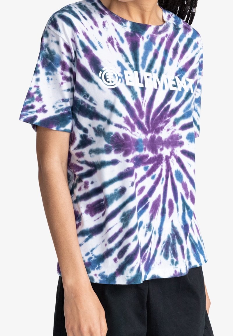 Krátký rukáv tričko s tie-dye vzorem v bílé barvě s fialovými a modrými spirálovými vzory, na přední straně s výrazným bílým logem "Element".