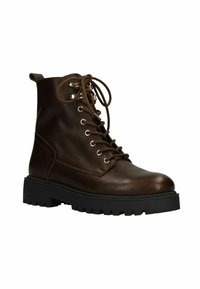 Bottines en cuir marron à bout rond, surface texturée, œillets en métal et semelles en caoutchouc noir contrastant. Les lacets sont noués à l'avant.