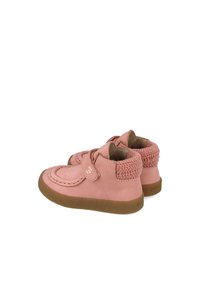 Botas de tobillo de cuero rosa con un panel de ganchillo en la parte posterior, correa de velcro, puntera redondeada y suela de goma texturizada. Acabado suave con costuras decorativas.