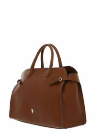 Sac à main en cuir marron avec une forme structurée, deux poignées et un accent de logo argenté. Caractéristiques une texture lisse et un détail de sangle réglable.