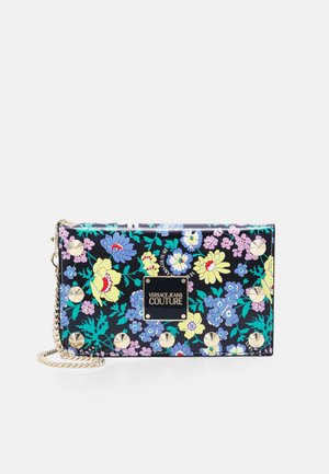 Rechthoekige clutch van Versace Jeans Couture met meerkleurige bloemenprint, gouden studs langs de randen en een gouden kettingriem op witte achtergrond.